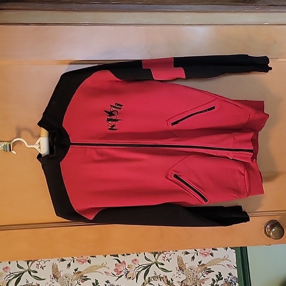 Fabulous vintage sequined tiger in black, gold and white on a red cotton jacket. - Picture 3 of 5